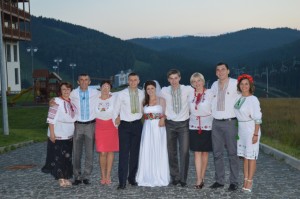 Наречені з гостями
