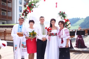 Щасливі наречені з батьками