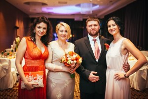 Наречені з організаторами весілля