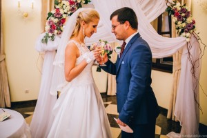 Наречені під аркою