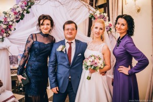 Наречені з організаторами весілля