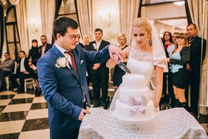 Розрізання весільного торту