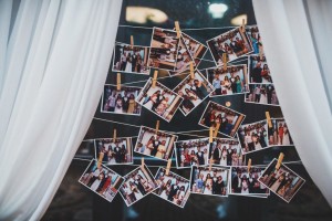 Миттєві фото наречених з гостями