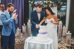 Розрізання весільного торту