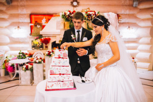 Розрізання весільного торту