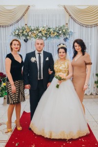 Наречені з весільними організаторами