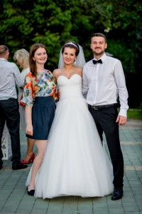 Наречені з координатором весілля