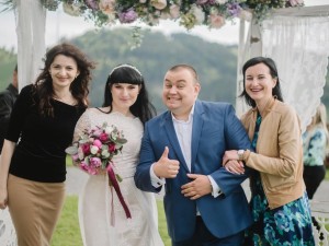 Наречені з організаторами весілля