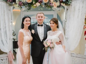 Наречені з координатором весілля