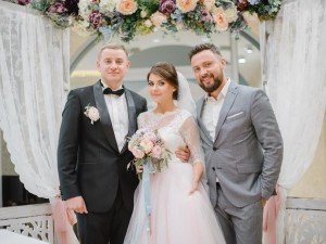 Наречені з ведучим весілля