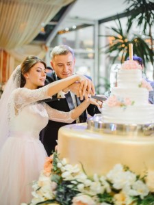 Розрізання весільного торту