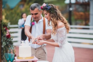 Розрізання весільного торту
