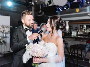 Ведучий весілля з нареченою