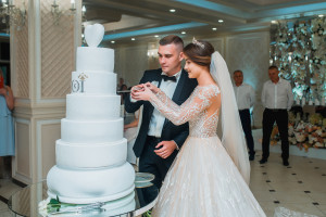 Розрізання весільного торту